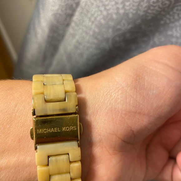 Michael Kors Gold/Cream Watch - Picture 6 of 7